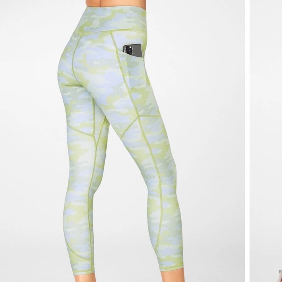 NWT Fabletics Grey Pin Dot Camo Motion365 High-Waisted 7/8 Leggings Size XS - Picture 4 of 11